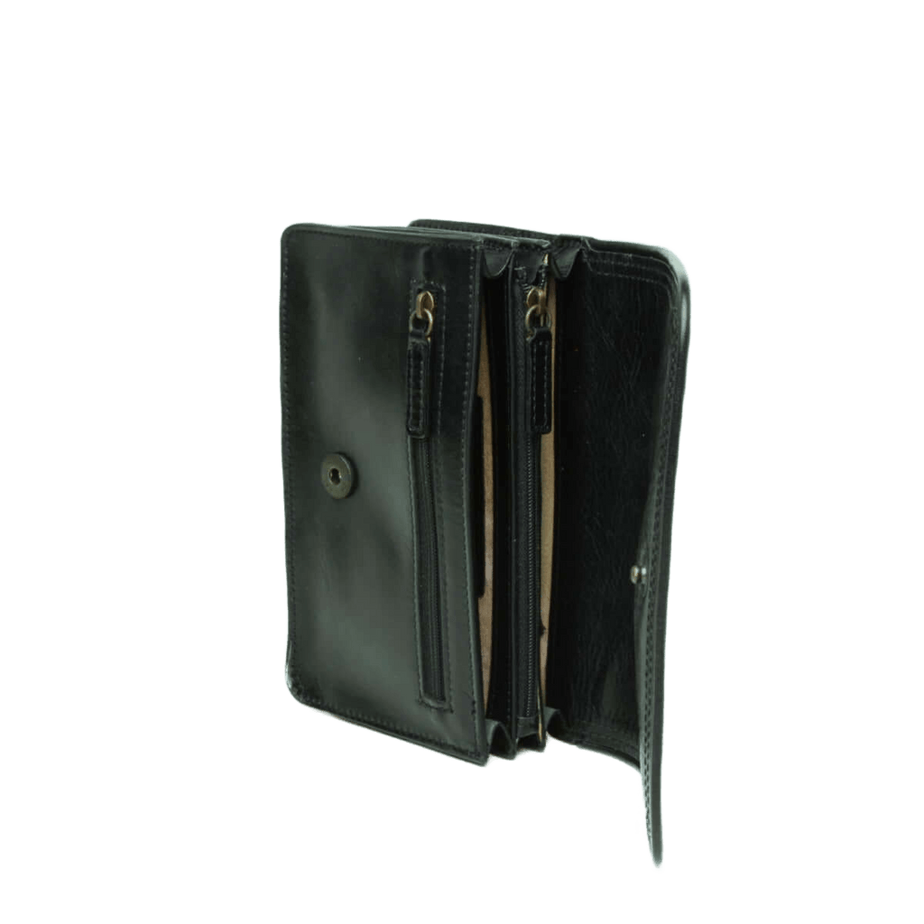 Pochette in pelle nera aperta con due scomparti e cerniere con dettagli dorati.