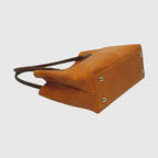 Borsa in pelle giallo ocra con base strutturata e piedini metallici