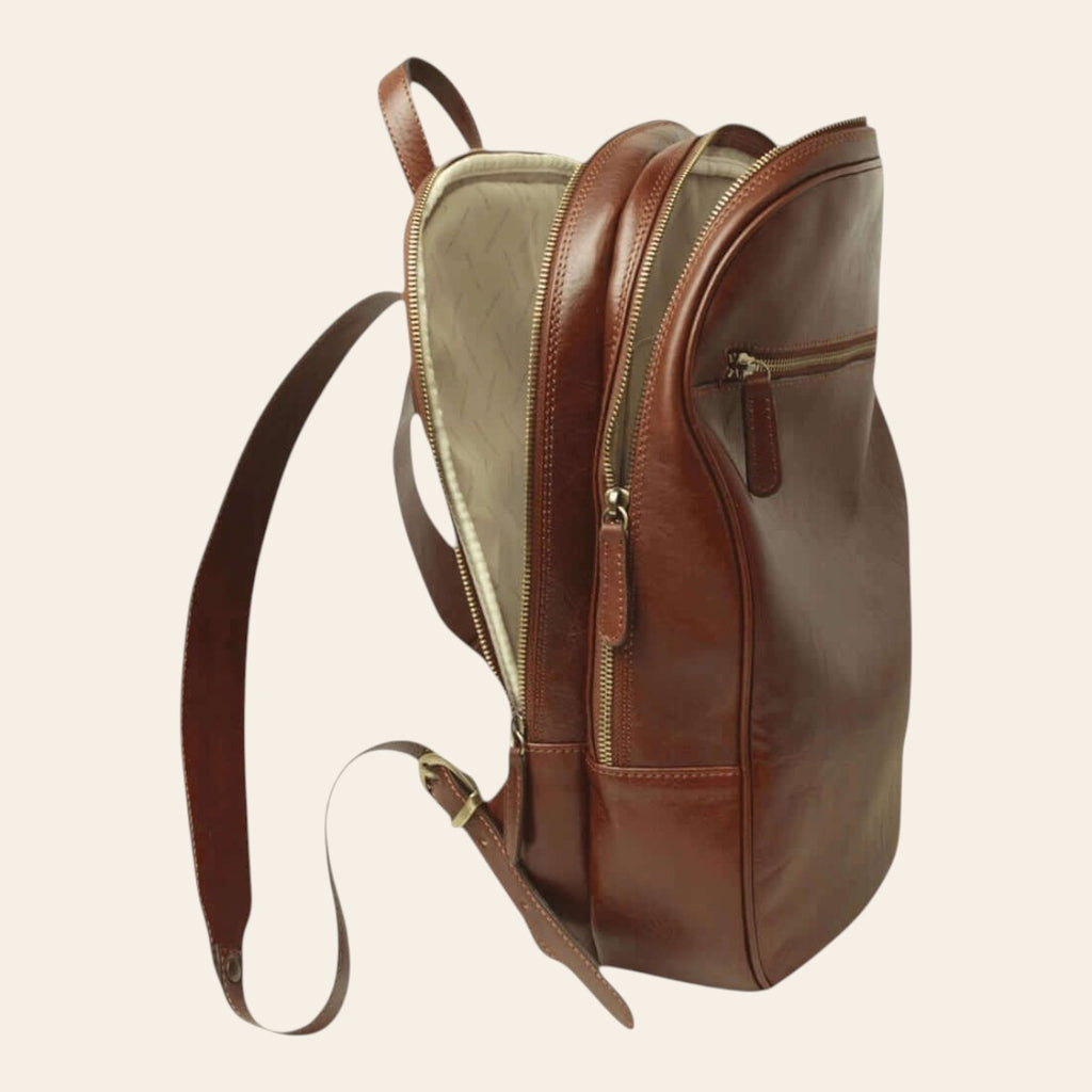Vue latérale d’un sac à dos en cuir de veau pleine fleur acajou avec zip et bretelle réglable