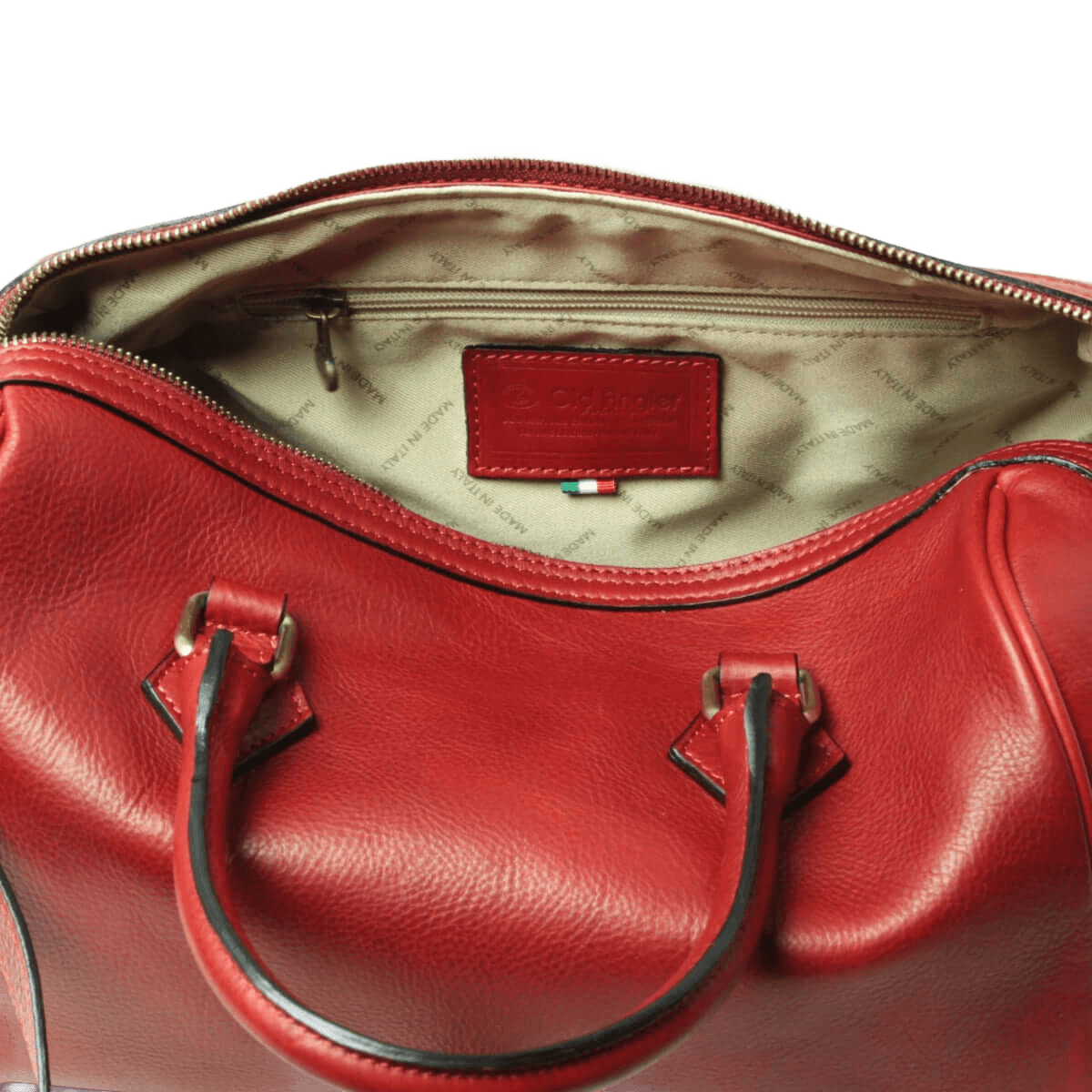 Interno di bauletto in pelle rossa con fodera chiara e etichetta Old Angler.