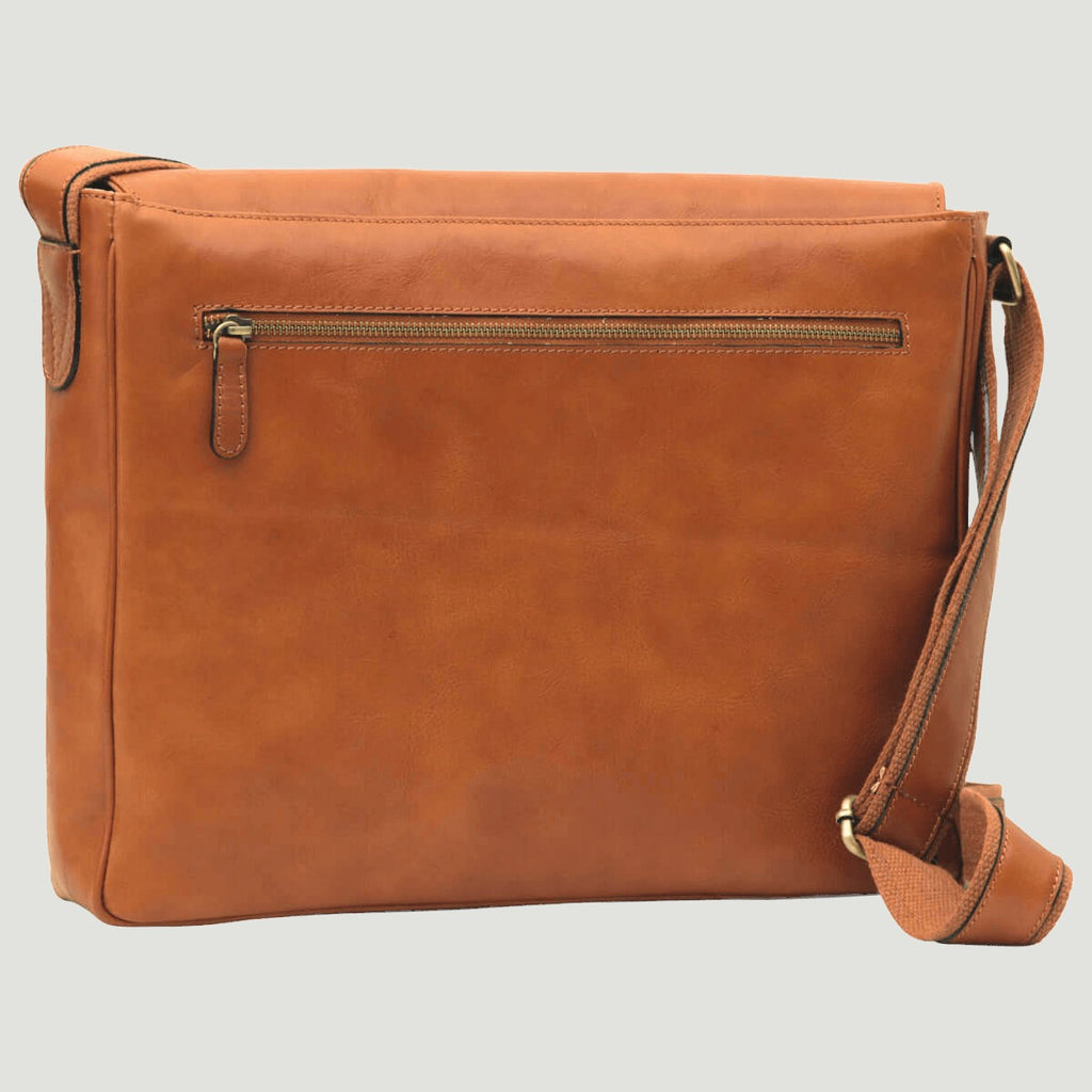 Borsa messenger in pelle marrone con tasca con zip sul davanti e tracolla regolabile.