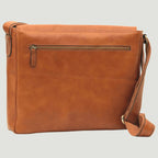 Borsa messenger in pelle marrone con tasca con zip sul davanti e tracolla regolabile.