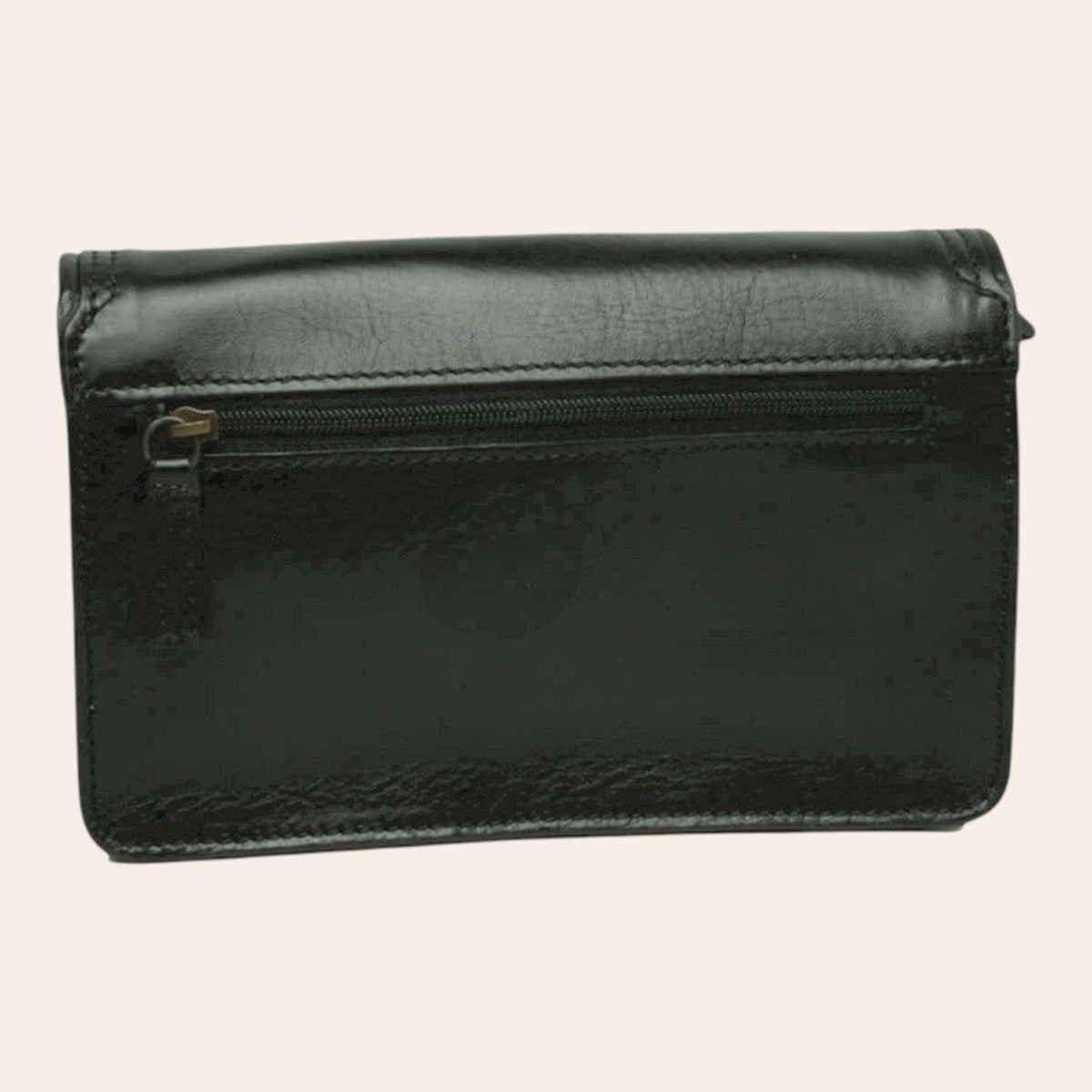 Pochette in pelle nera con tasca frontale e zip superiore, vista laterale