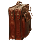 Cartella in pelle marrone con cinghie e fibbie, tasche anteriori