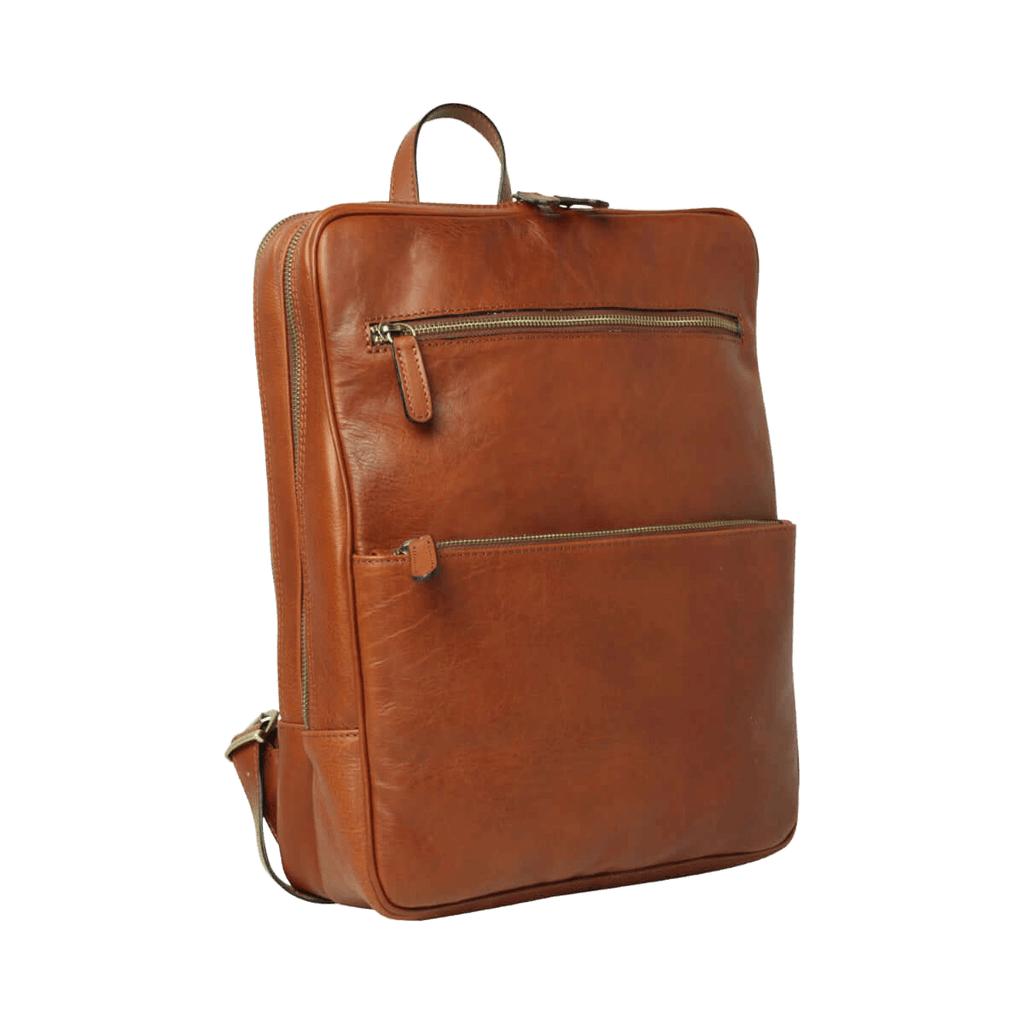 Zaino in pelle color teak con maniglia superiore e tasca con zip frontale.
