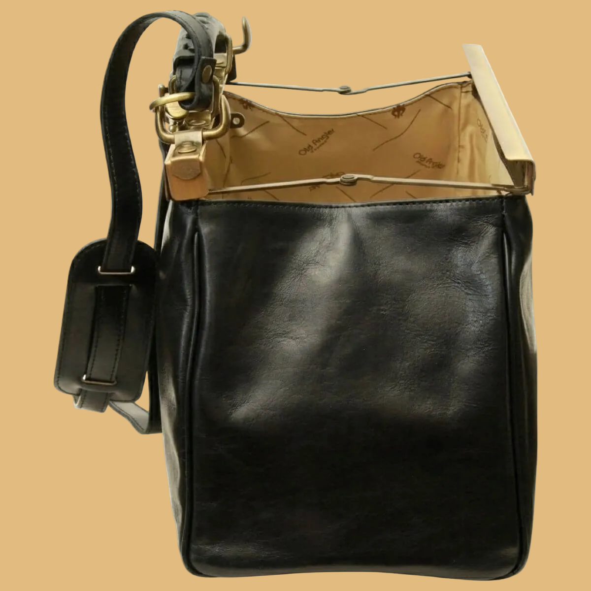 Borsa in pelle nera con tracolla e interno foderato, vista dall’alto