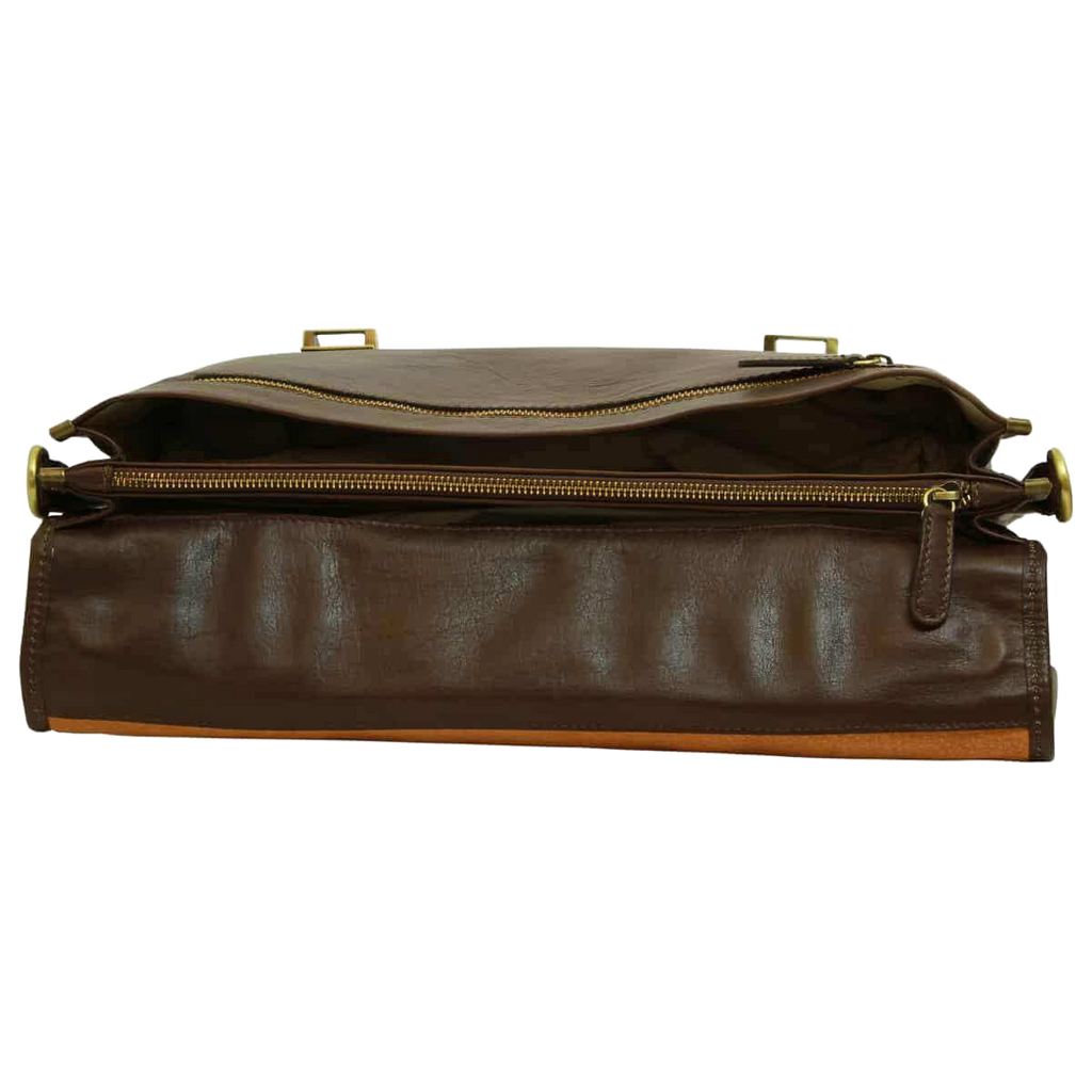 Cartella in pelle marrone scuro con zip centrale e tracolla ripiegata.