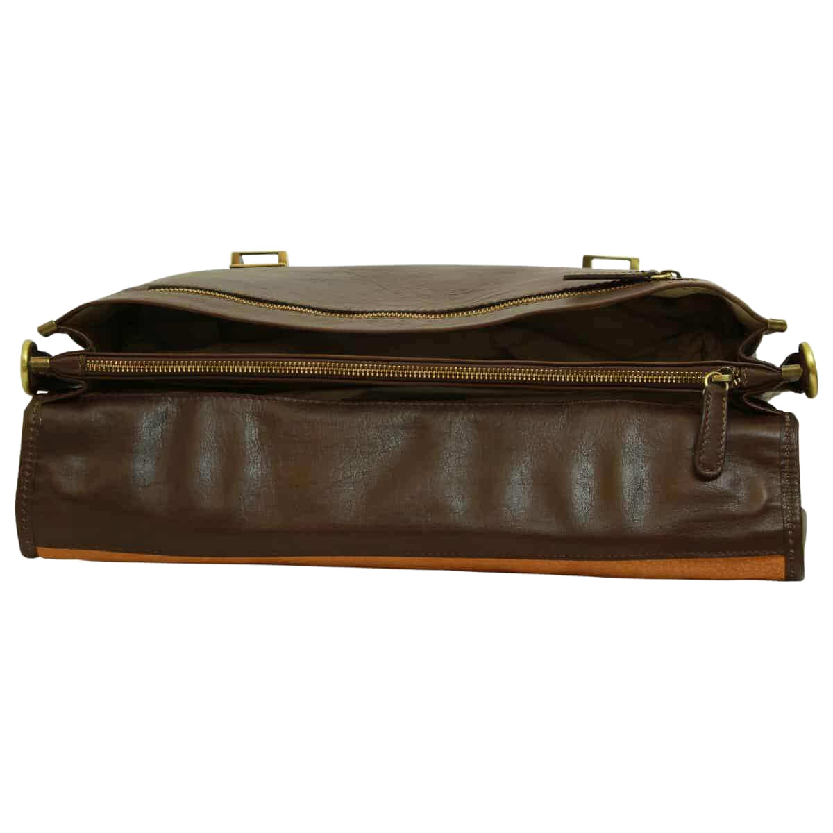 Cartella in pelle marrone scuro con zip centrale e tracolla ripiegata.