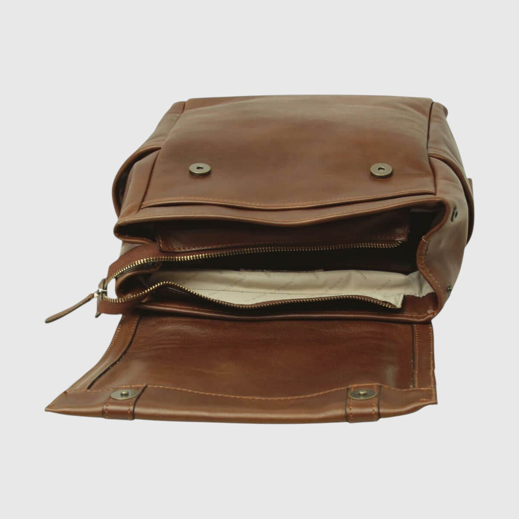 Zaino in pelle marrone con zip e apertura superiore per accesso al vano interno.