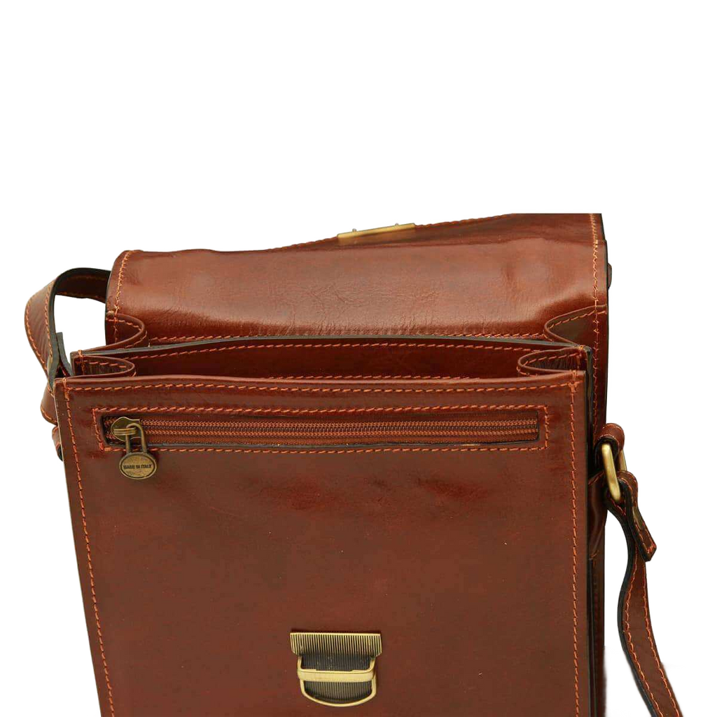 Borsa a tracolla in pelle marrone con tasca con zip e chiusura a fibbia centrale