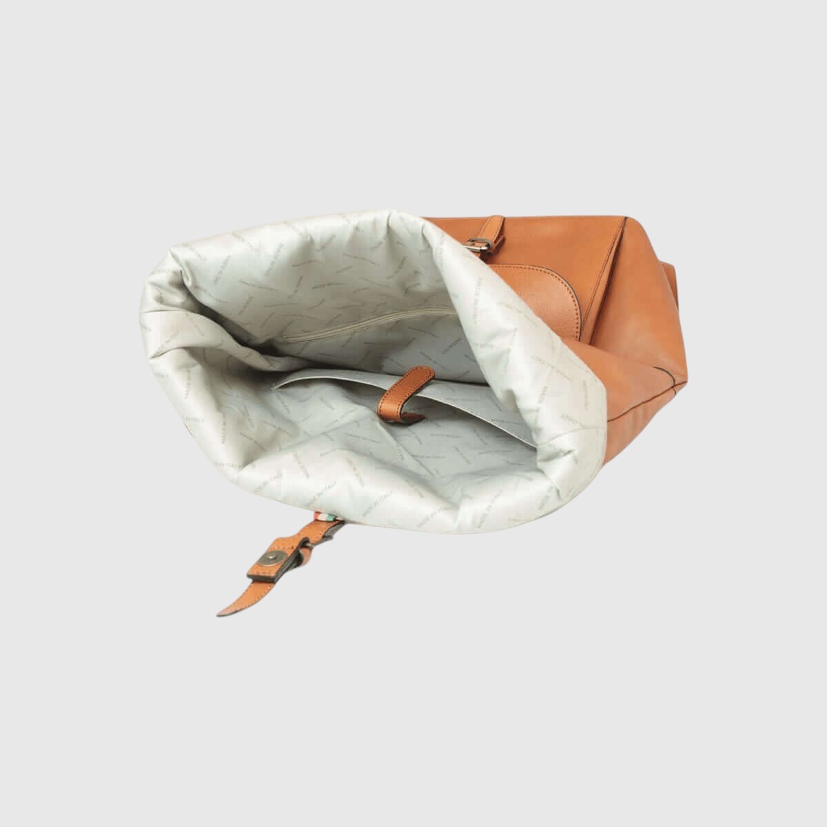 Zaino in pelle marrone con interno chiaro imbottito visibile e cinturino in cuoio