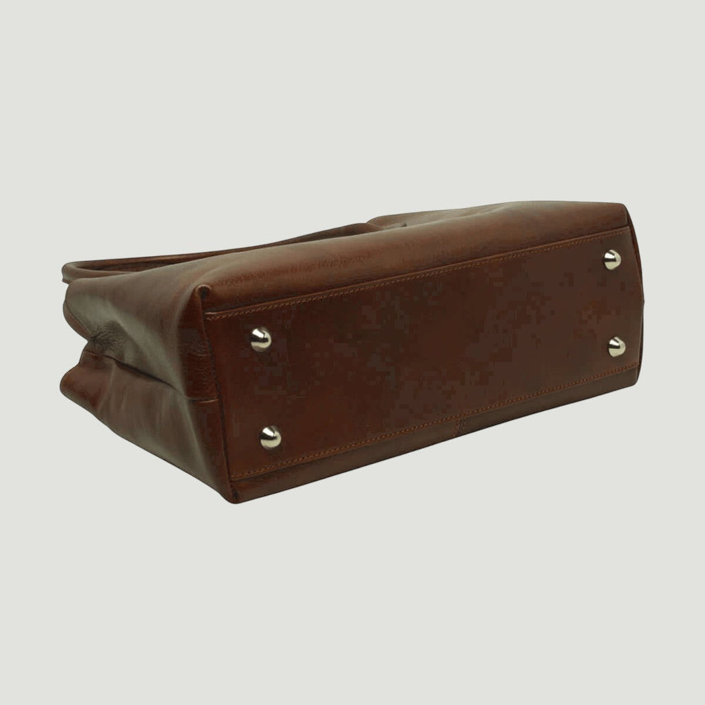 Borsa marrone in pelle sagomata con borchie e angoli rinforzati