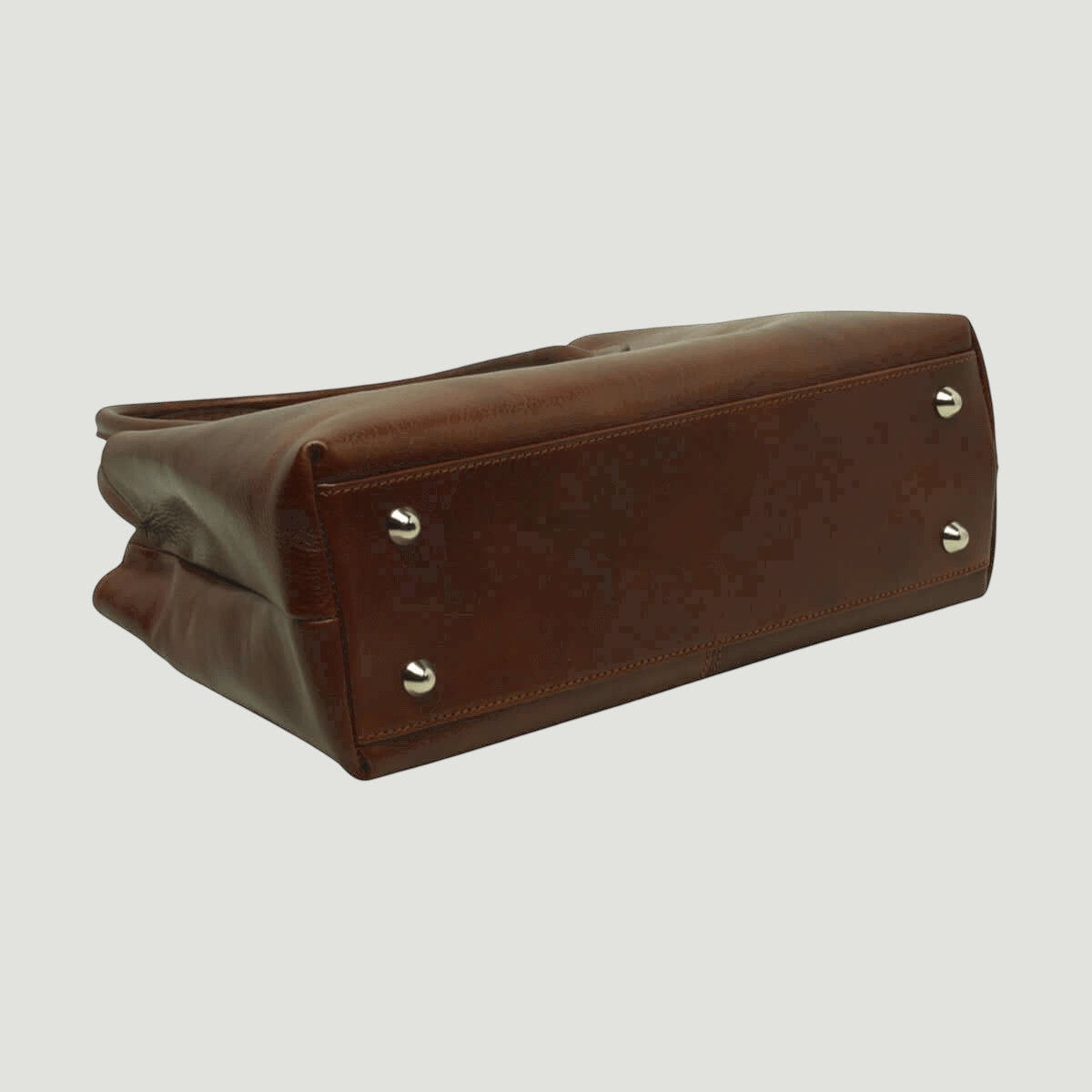 Borsa marrone in pelle sagomata con borchie e angoli rinforzati
