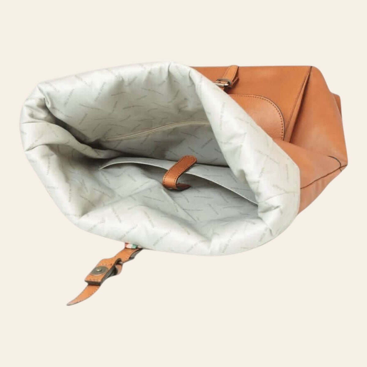 Zaino in pelle marrone con interno foderato chiaro imbottito visibile e chiusura