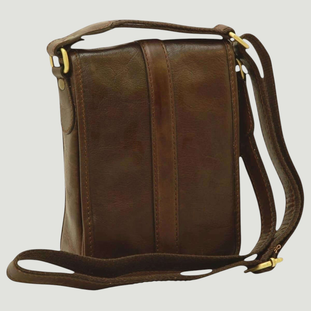 Borsa a tracolla in pelle marrone scuro con cerniera e fibbie metalliche