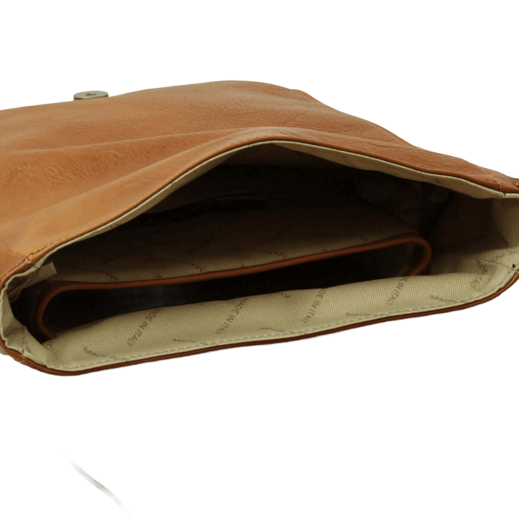 Borsa per iPad in pelle marrone aperta, interno beige foderato.