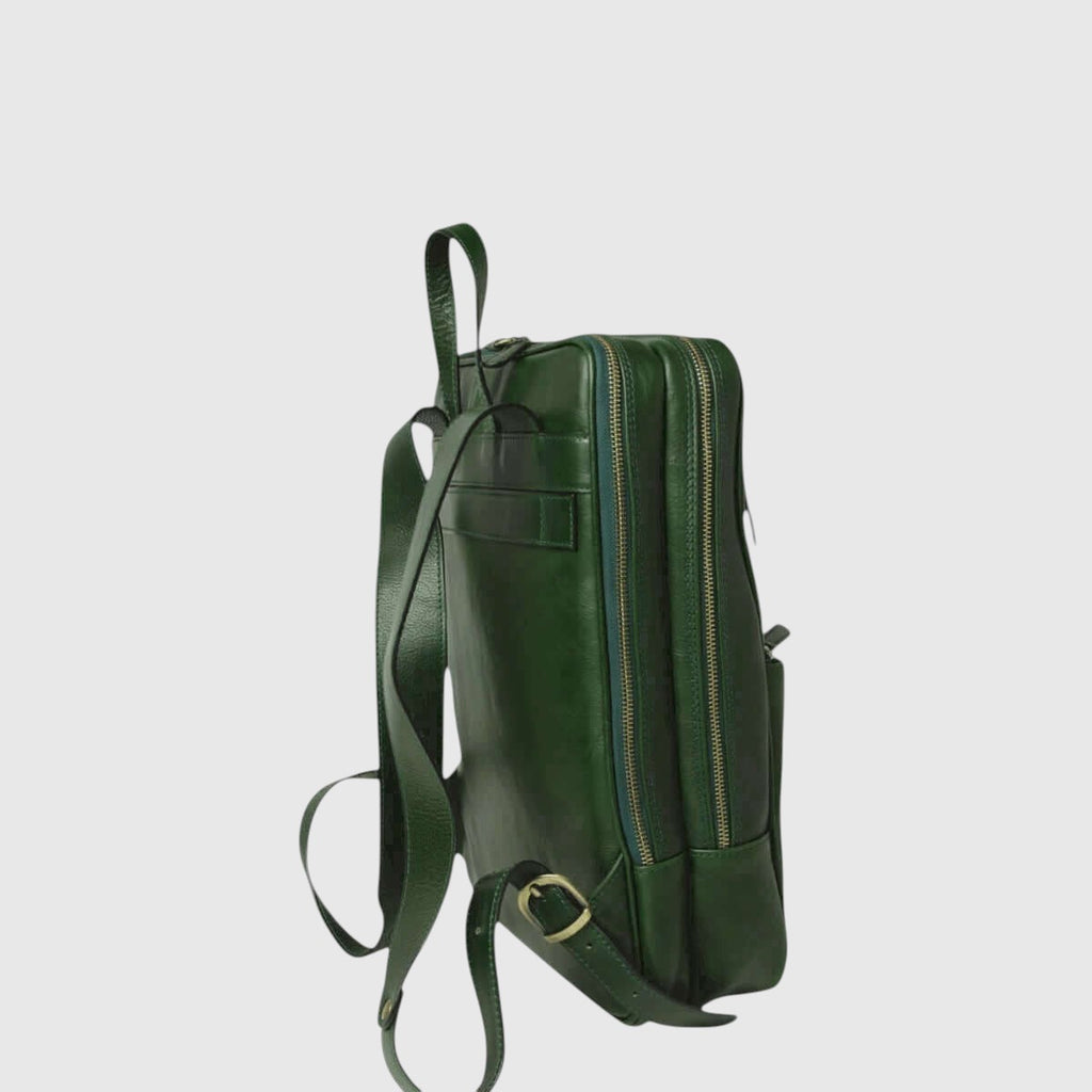 Zaino in pelle verde con zip verticale sul lato, cinghia regolabile e impugnatura.