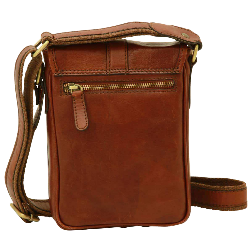 Borsa uomo in pelle marrone con patta e zip frontale, tracolla regolabile