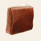 Borsa messenger uomo in pelle pieno fiore marrone con patta e tracolla regolabile