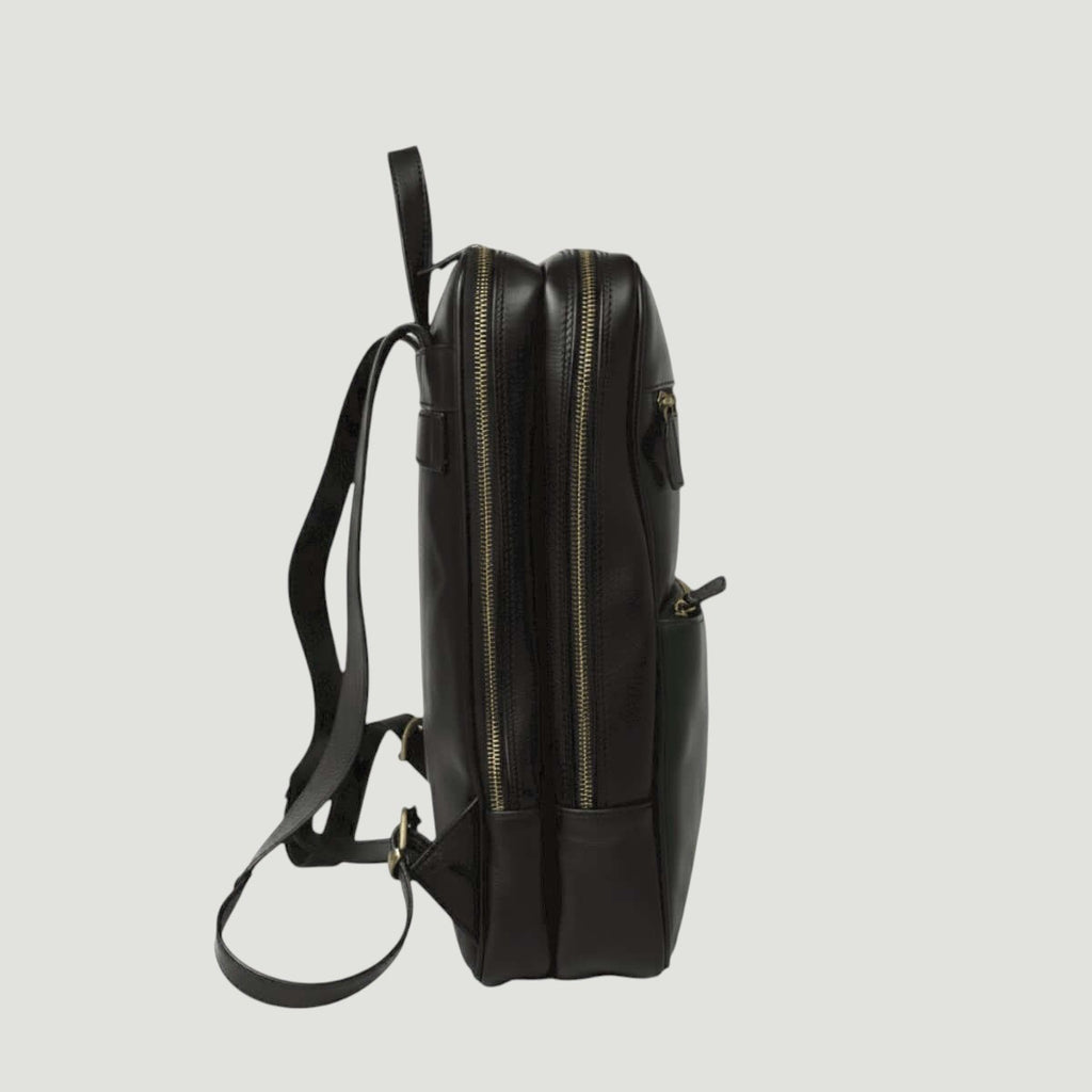 Zaino in pelle nera con due zip verticali e tasca laterale, spallacci regolabili.