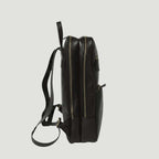 Zaino in pelle nera con due zip verticali e tasca laterale, spallacci regolabili.