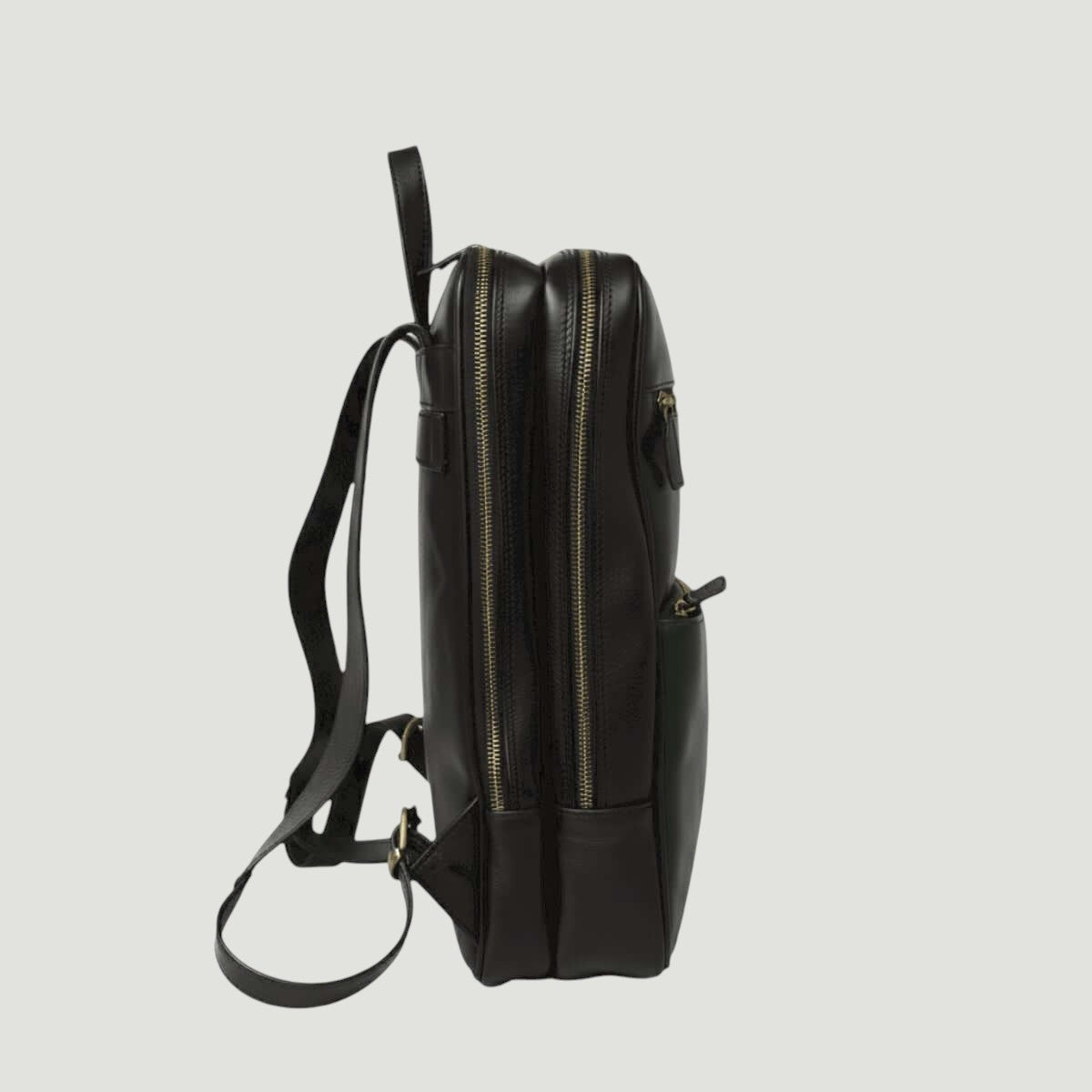 Zaino in pelle nera con due zip verticali e tasca laterale, spallacci regolabili.