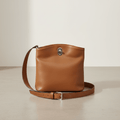 Borsa secchiello in pelle cuoio con manico corto, tracolla e fibbia in metallo