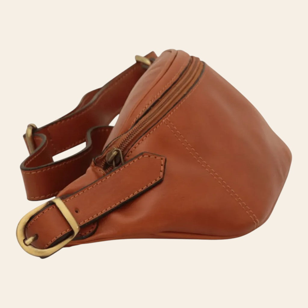 Marsupio in pelle marrone con zip frontale e tracolla con fibbia