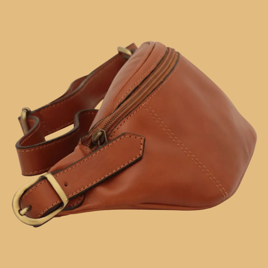 Marsupio in pelle marrone con zip frontale e tracolla con fibbia
