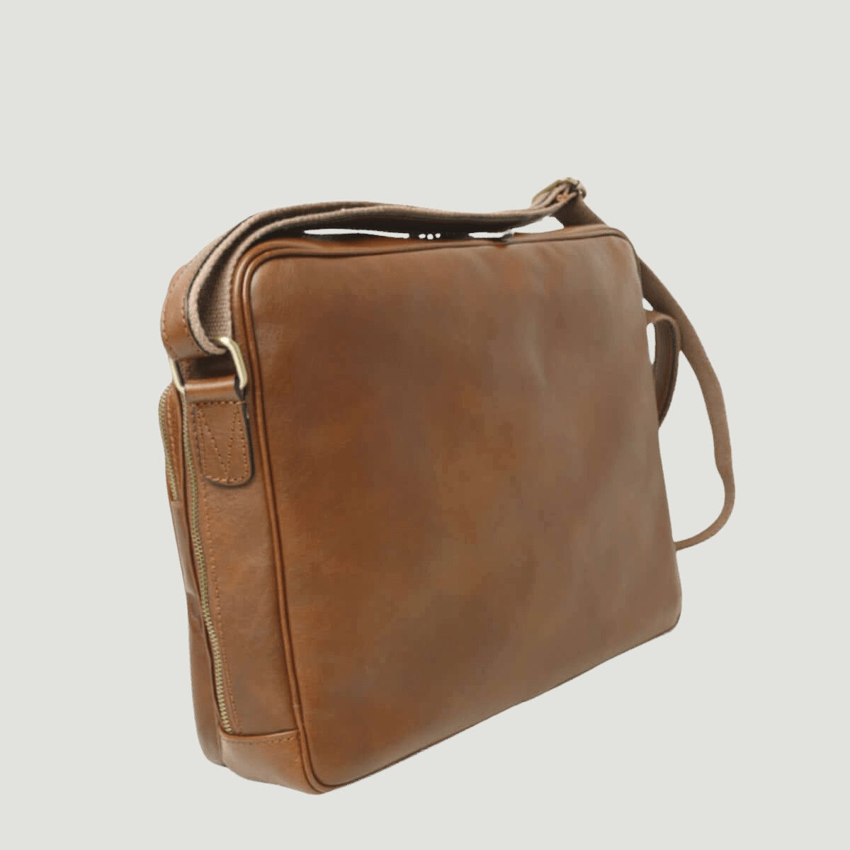 Borsa messenger in pelle marrone con maniglia superiore e tracolla, profilo laterale