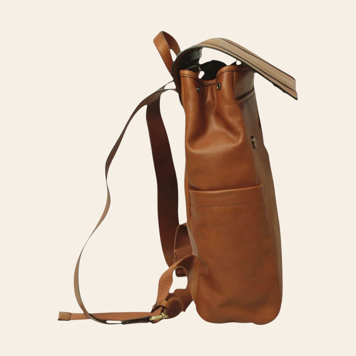 Zaino in pelle marrone con fascia posteriore e spallacci, fibbie in metallo