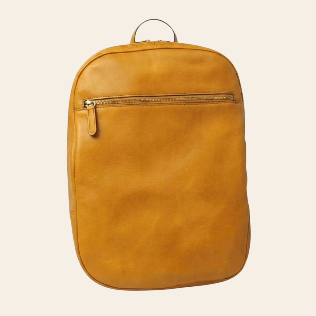Mochila de piel de becerro plena flor amarillo ocre con bolsillo delantero con cremallera y asa superior