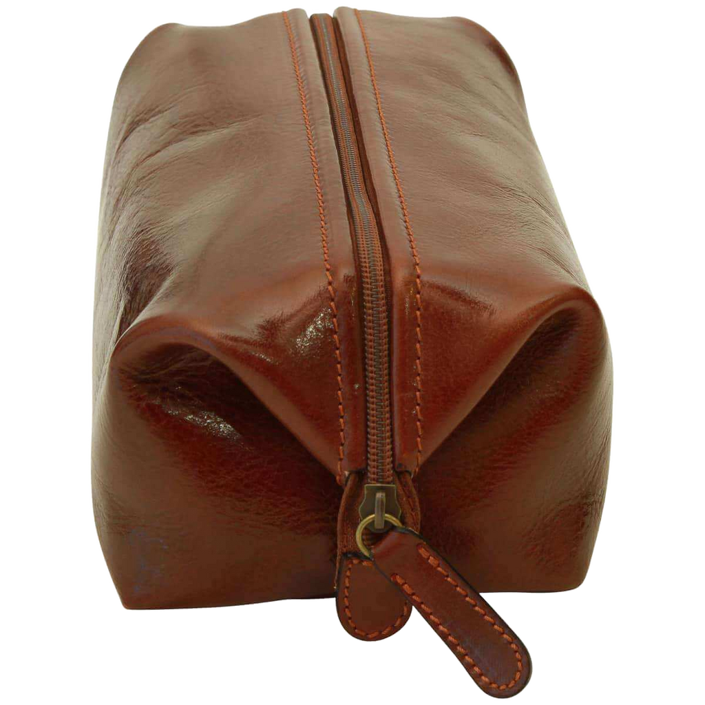 Astuccio cosmetici in pelle marrone con cerniera centrale e cordino con anello.