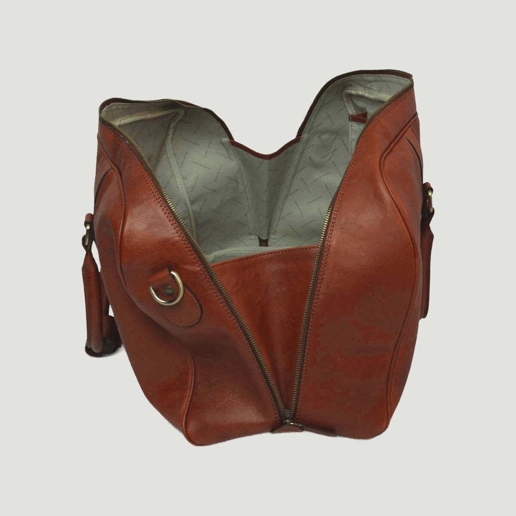 Borsone artigianale in pelle mogano, zip centrale, fodera chiara, tasche laterali