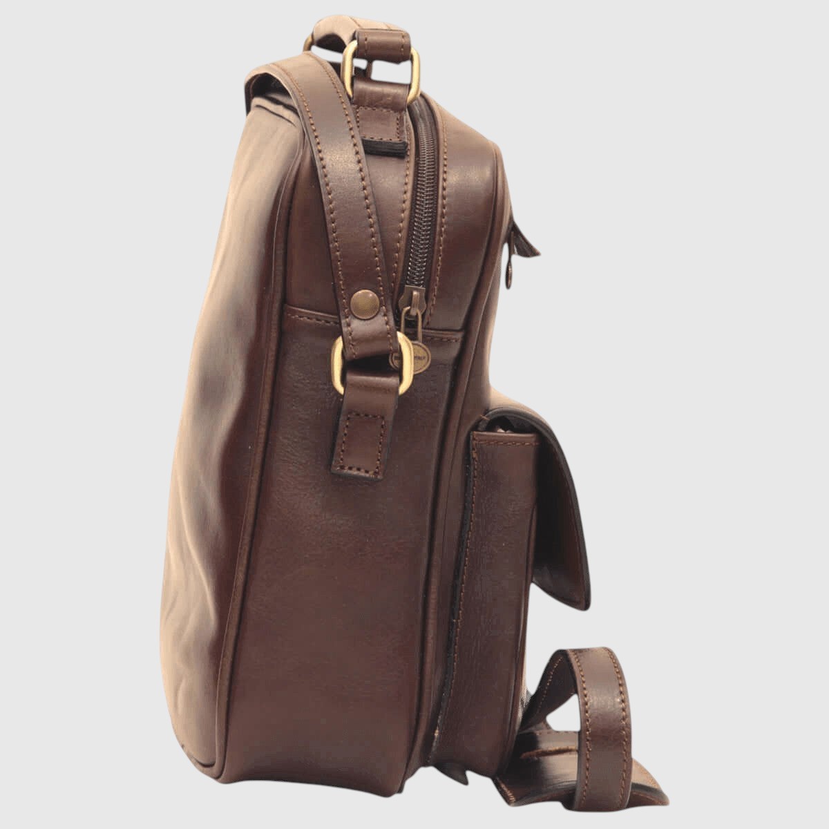 Borsa a tracolla in pelle marrone scuro con tasca frontale e tracolla regolabile