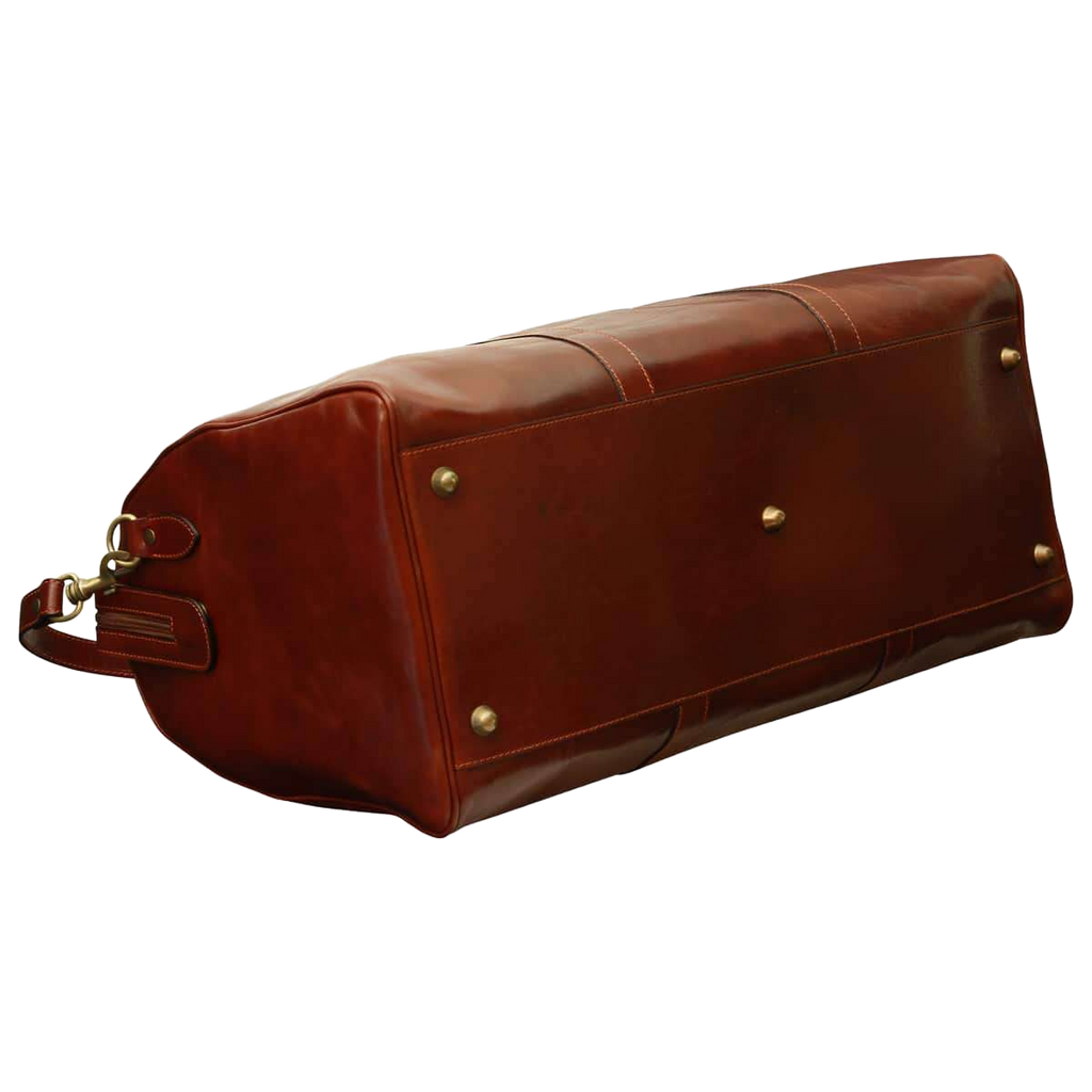 Borsa da viaggio weekend marrone in pelle, lati con bottoni metallici e tracolla