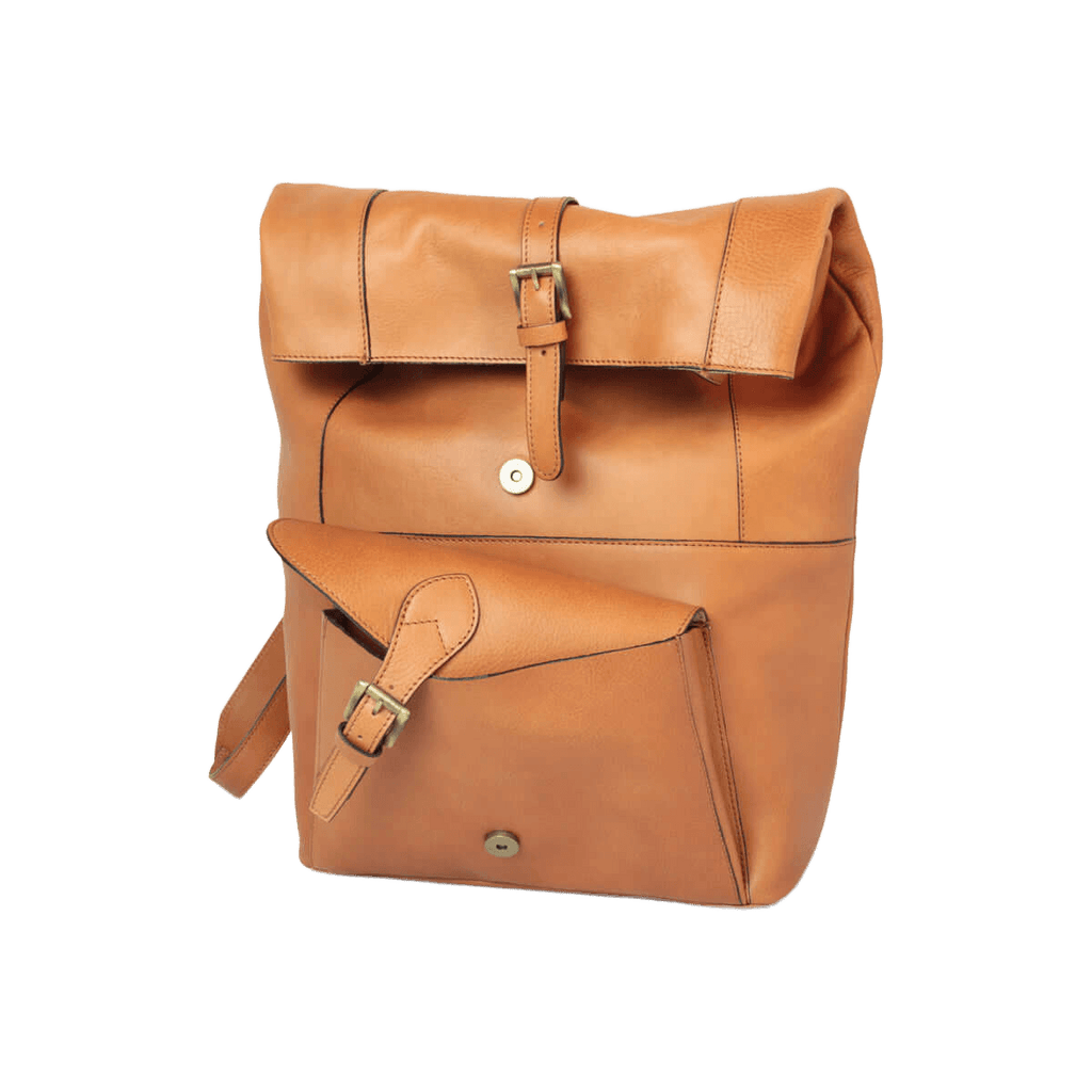 Zaino in pelle cuoio con pattina superiore e chiusura frontale con bottone.