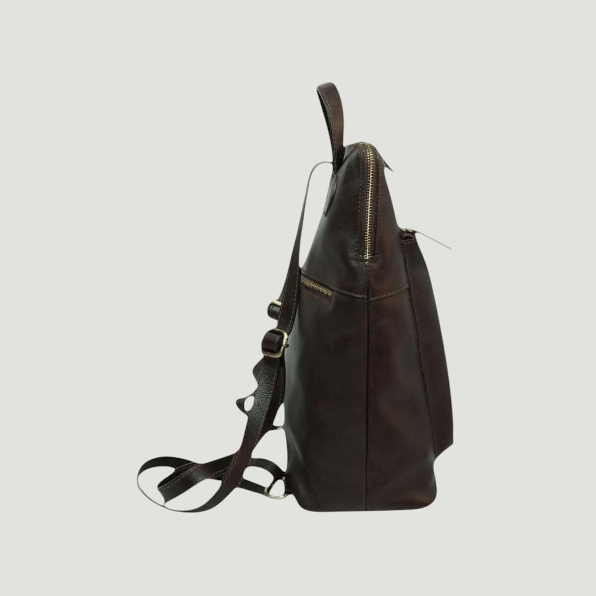 Zaino in pelle marrone scuro vista laterale con fibbie e tracolla