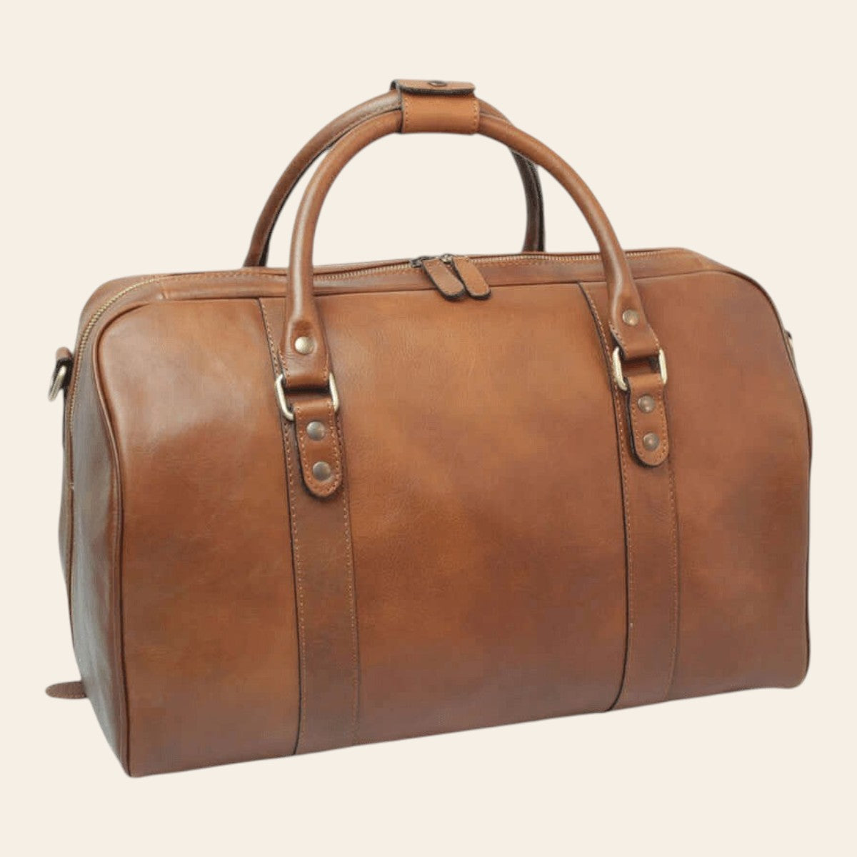 Borsa da viaggio in pelle di vitello color castagna, vista frontale con doppi manici, zip superiore e dettagli metallici
