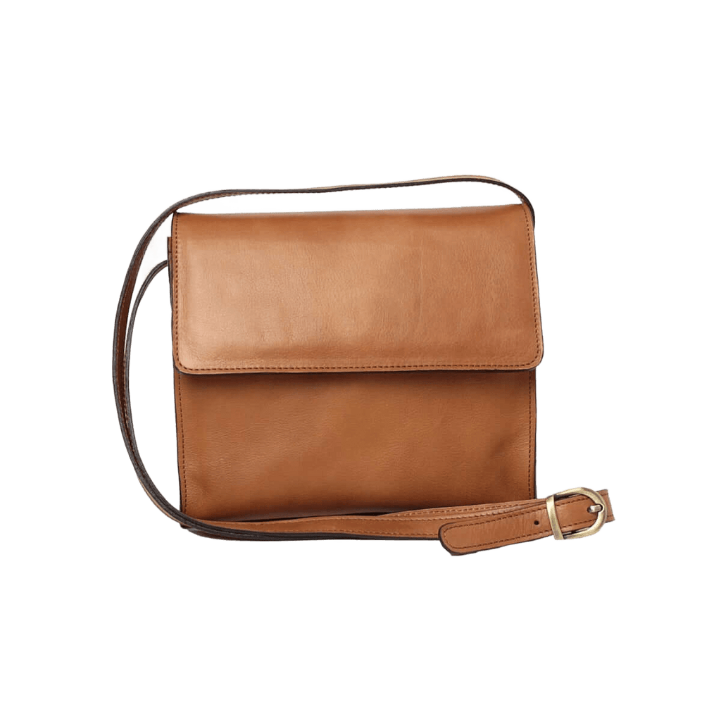 Borsa a tracolla in pelle color cuoio con patta e tracolla regolabile.