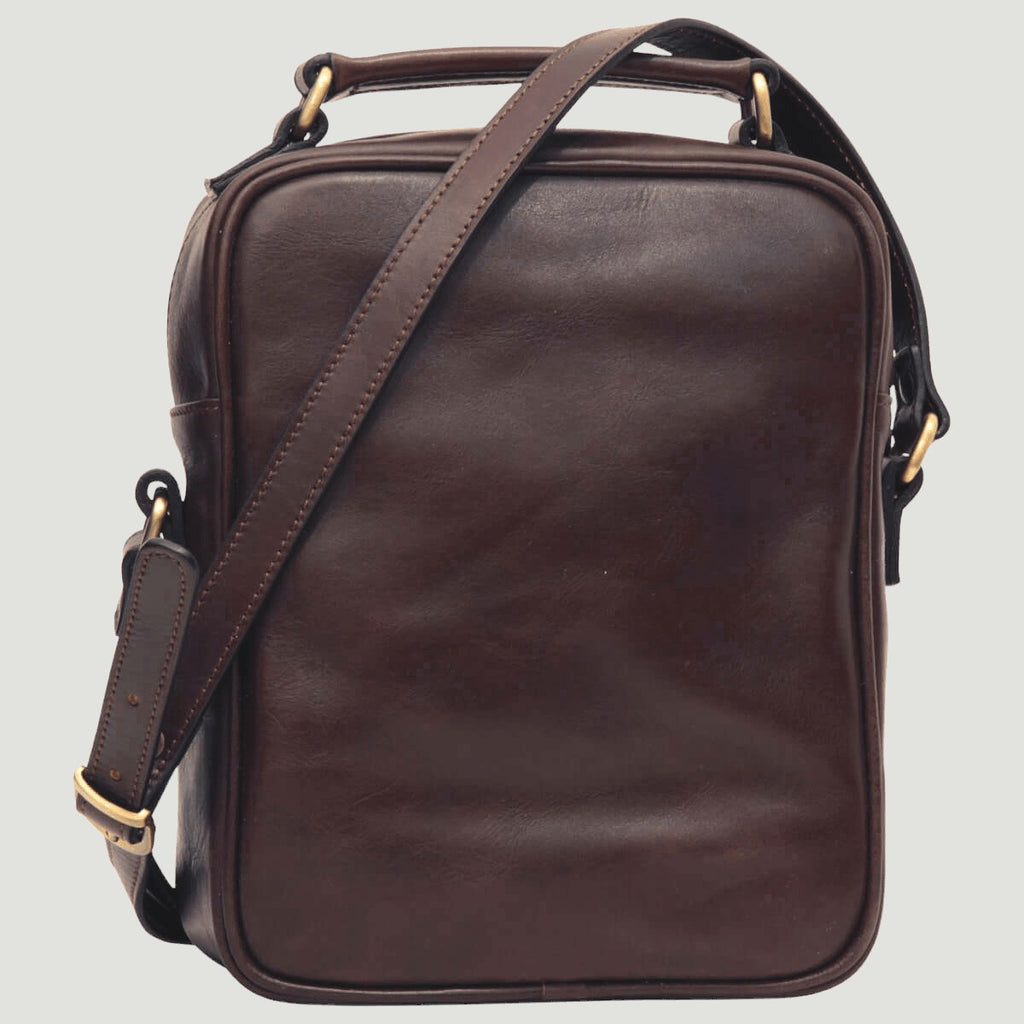 Borsa a tracolla in pelle marrone scuro con tasca frontale e tracolla regolabile