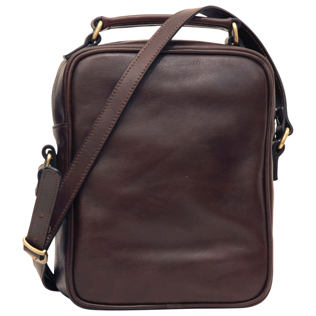 Borsa a tracolla marrone scuro con maniglia superiore e tracolla regolabile.