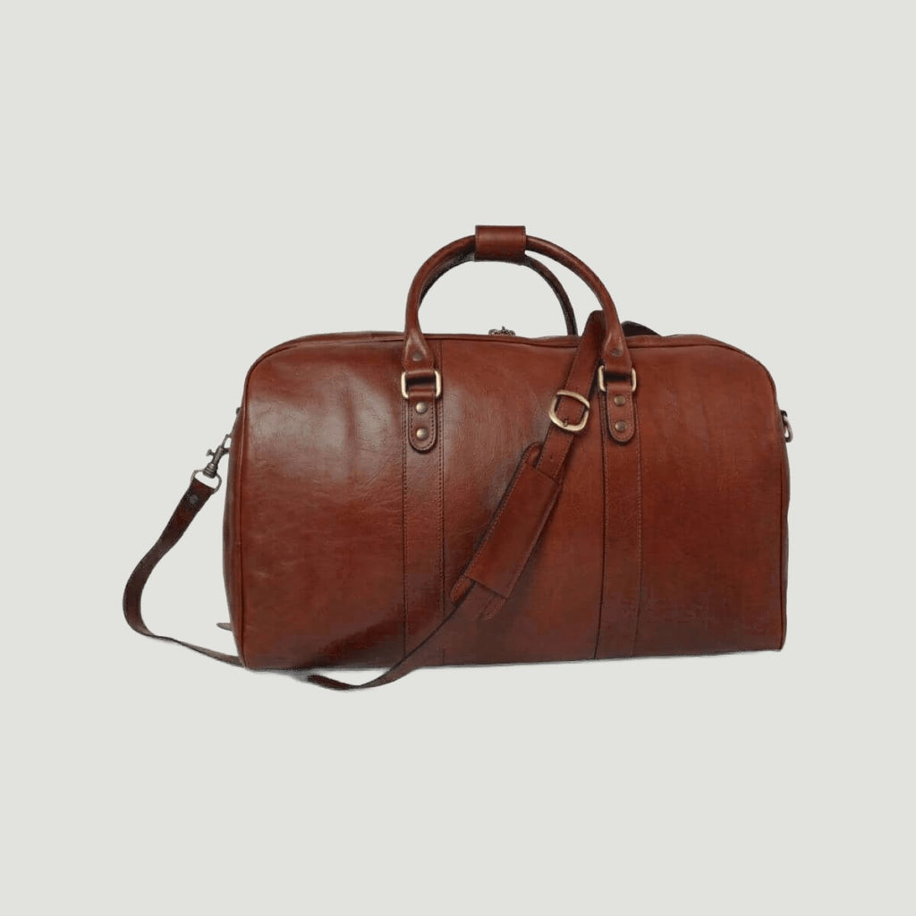 Borsa da viaggio in pelle marrone con tracolla regolabile e dettagli con fibbie