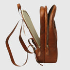 Zaino in pelle marrone Teak visto di lato con zip superiore e interno chiaro