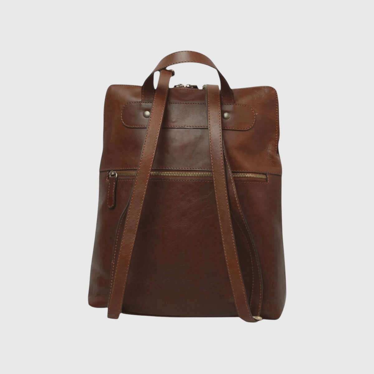 Zaino in pelle marrone con tracolle anteriori e tasche laterali con zip