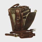 Borsa laptop in pelle marrone con fibbie e maniglie, tracolla.