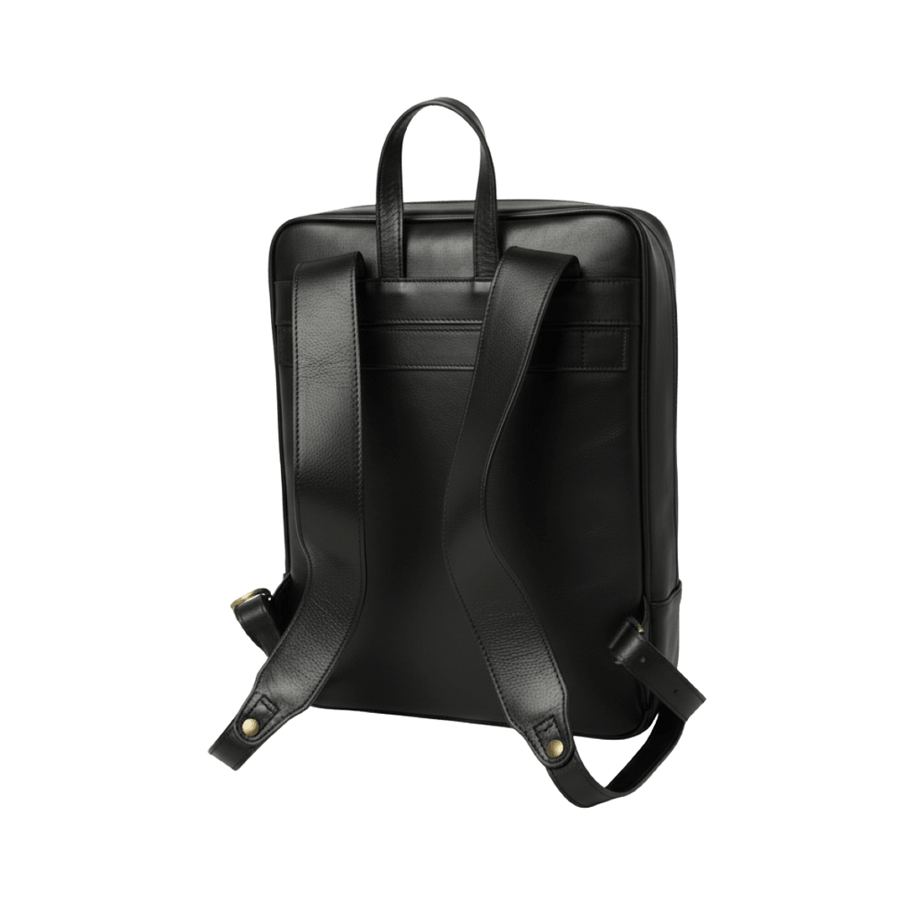 Zaino in pelle nero con spallacci imbottiti e fascia per trolley sul retro.
