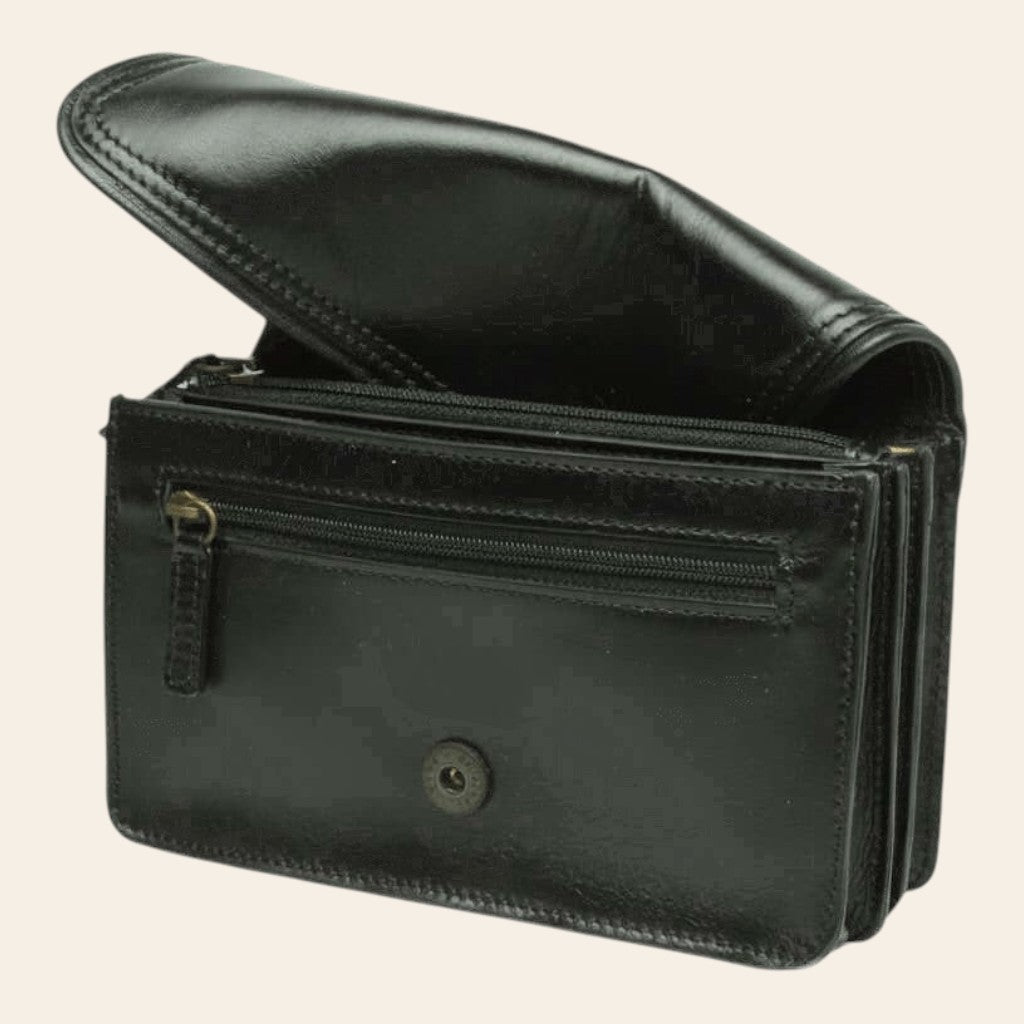 Pochette in pelle nera con patta e zip anteriore, chiusura con bottoncino