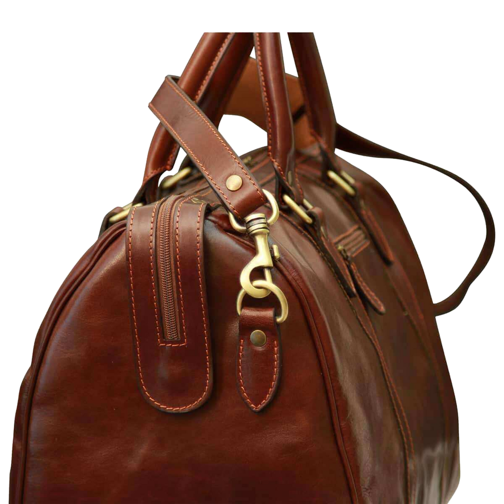 Borsa da viaggio in pelle marrone con tracolla e moschettone ad anello