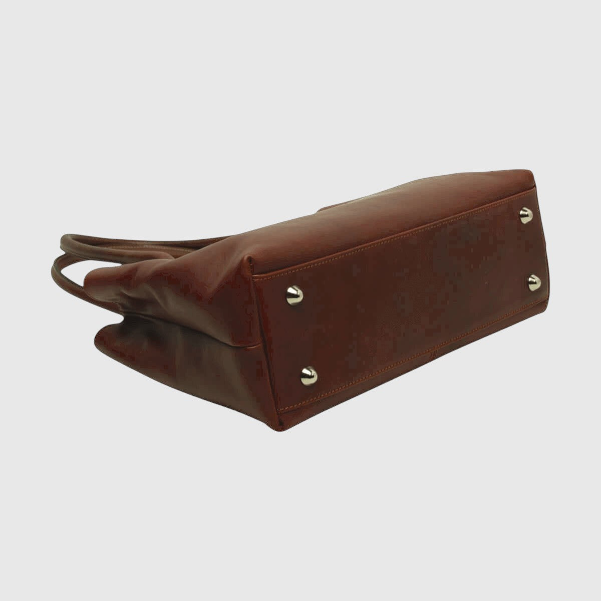 Borsa in pelle marrone vista laterale inferiore, piedini metallici